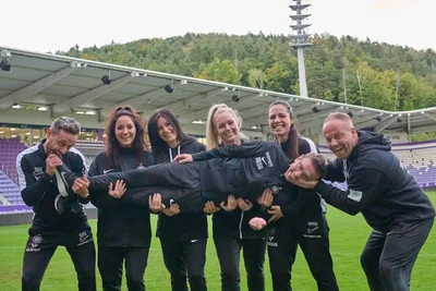 Dufte Truppe: Sebastian Huber-Vetter, Sandra Eckelmann, Desiree Wendler, Jana Groß, Kira Tschierske, Holger Dohle (von links) und Jesse Scheinpflug (vorn) bilden das Physio-Team der Porsche-Kumpelschmiede in Aue.