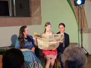 Lena Eisenschmidt, Lilly Leißner und Hannah Veit  (v.l.) zählten zu den Akteuren des vierten Theatersonntags auf Schloss Rochlitz.