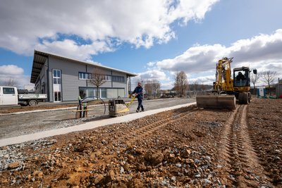 Ein Tiefbau-Unternehmen aus dem Vogtland bereitet derzeit die Grundsteinlegung für den Erweiterungsbau der Uvex Safety Textiles vor.