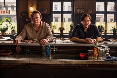 Peter Kurth (links) als Bürger Bruno und Daniel Brühl als Filmstar Daniel in einer Szene des Films "Nebenan".