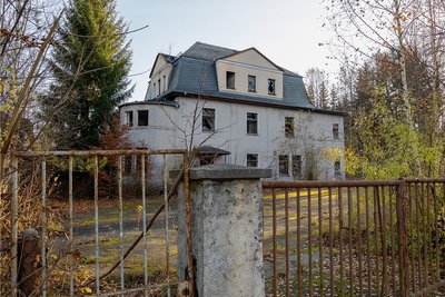 Das ehemalige Kinderheim "Sonnenland" in Rodewisch: Seit Jahren wird mit dem Eigentümer um Sicherung und Abriss gestritten.