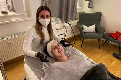 Inhaberin Madeleine Volland behandelt in ihrem Kosmetik-Studio "Wundervoll" in Freiberg gerade Janine Haupt. 