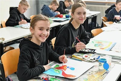 Mia Kisiel (v. l.) und Neele Berthold im Kunstunterricht. Hier entstanden auch die Kulissen für das Stück.
