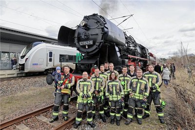 Ein ganz besonderer Einsatz für die Feuerwehr aus Hohenstein-Ernstthal: Die Helfer haben am Sonntag den Tank einer Dampflok mit Wasser gefüllt. 