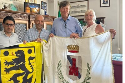 André und Christina Hüttner (rechts) bei ihrem Besuch im Rathaus von Fiumefreddo. Links: Vize-Bürgermeister Alfio Vassallo und Bürgermeister Angelo Torrisi.