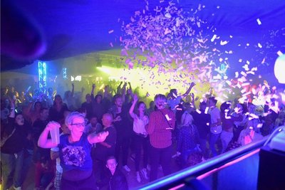 Tausende feiern jährlich Party zum Rambazamba. Festivalgäste haben 2021 das ganze Dorf zugeparkt - das gefällt nicht jedem. 