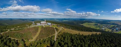 Der Erzgebirgskreis, Besitzer der Immobilie auf Sachsens höchstem Berg, präsentierte am Freitag recht überraschend den neuen Pächter des Fichtelberghauses.