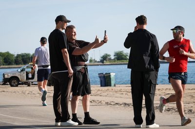 Nationaltorwart Manuel Neuer macht ein Foto mit einem Fan.