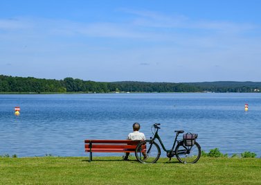 Im Südwesten soll man sich möglichst wenig der Hitze aussetzen, rät der DWD. 