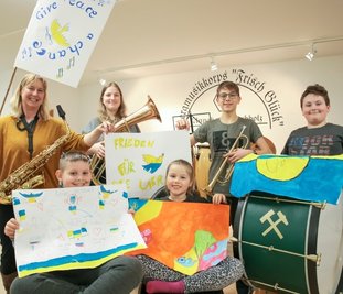 Bläser spielen gegen den Krieg und haben bereits Bilder für den Frieden gemalt. 