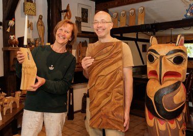 Annemarie Lang und Ronny Tschierske bereiten gemeinsam die Gedenkausstellung für Dietmar Lang vor, die anlässlich der Aktion "Kunst offen" am Pfingstwochenende an den im Herbst verstorbenen Holzbildhauermeister erinnert.
