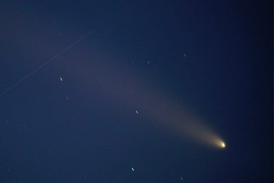 Der Komet am 15. Oktober, 20 Uhr, am Himmel über Aue. Links oben kreuzt ein Satellit seine Flugbahn.