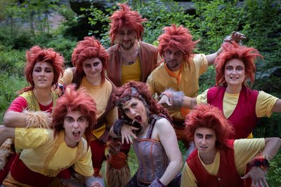 Die Trolle aus der Fortsetzung der „Elfenfeuer“-Saga - angeführt von Evra, der Tochter der Schamanin. Sie wird gespielt von Zsofia Szabo (Mitte).