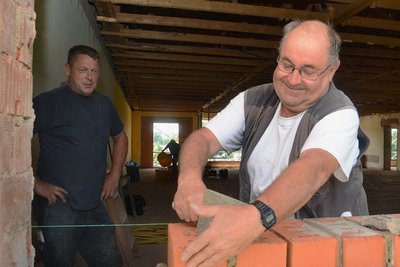 Marko Huster (links) und Andreas Sörgel on der Treuener Firma Baufu bei Arbeiten am Obergeschoss des Werdaer Kita-Anbaus. 