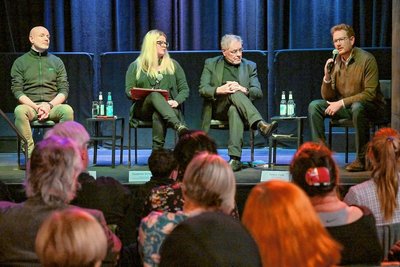 Bei der offenen Fraktionssitzung der Linken diskutierten Stefan Schmidtke, Susanne Schaper, Klaus Bartl und Ferenc Csàk (von links) mit dem Publikum. 