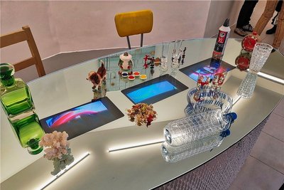 Der spiegelnde Tisch der Künstlerin Pipilotti Rist mit darauf laufenden Videos ist derzeit in Zwickau zu sehen. 