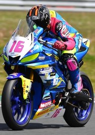 Lucy Michel auf ihrer schnellen Maschine, der YZF-3R. 