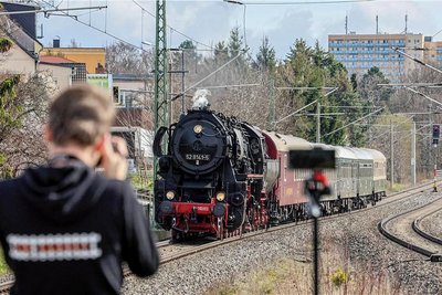 Der Sonderzug hat rund 200 Touristen in die Karl-May-Stadt gebracht. 