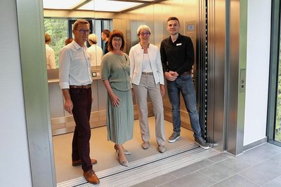 Großzügigkeit spiegelt sich selbst im Fahrstuhlaufgang wieder. Andreas Buntin, Constanze Fisch, Heidrun Ballmann und Maik Bamberg probierten den neuen Zugang aus.
