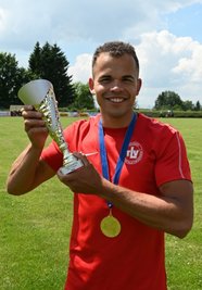 Yannik Schmalfuß vom Treuener LV hat den Sieg im 100-Meter-Sprint der Männer mit einer neuen Bestzeit garniert.