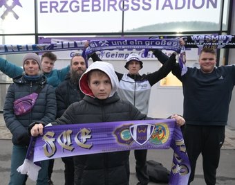 Matthias Zieboll (hinten, 3. v. l.) hat den Daniel Sobkin aus der Ukraine (vorn) mit zum Spiel des FC Erzgebirge Aue genommen. 