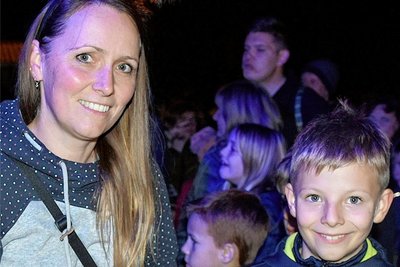 Auch Melanie Laßner und Sohn Ole durften für ihr Kunstwerk einen Pokal mit nach Hause nehmen.