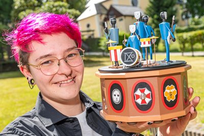 Schwermetall in der Holzkunst: Paula Friedrich zeigt mit ihrer Spieldose nicht nur die Metalband Ice Nine Kills, sondern lässt sie auch spielen.