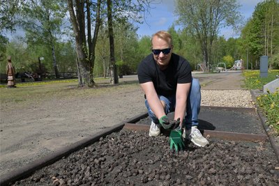Ingo Pawlik, Inhaber des Energiewerks Oelsnitz – hier im Bereich Barfußpfad, hatte die Idee zum „Park-Erblühen“.