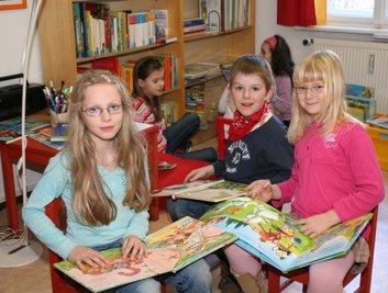 
              <p class="artikelinhalt">Hanna, Tom und Melanie vom Hort "Pfiffikus" haben am Montag einen Ausflug in die Niederwiesaer Bibliothek unternommen. Geöffnet ist montags, dienstags und donnerstags von 10 bis 12 und von 13 bis 17.30 Uhr.</p>
            