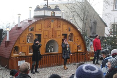 Bereits zum 25. Mal hat Gudrun Lange (Mitte) am Sonnabend am Augustusburger Adventskalender gesungen.