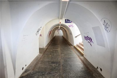 Kein schöner Anblick: Die Bahn selbst hat bereits angekündigt, im Zuge der Ausbauarbeiten zur Sachsen-Franken-Magistrale die Unterführung zu verschönern.