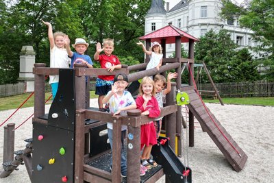 Viele Leubnitzer Kinder – wie hier die Häschengruppe der Kita „Wirbelwind“ – freuen sich über die Spielgeräte.