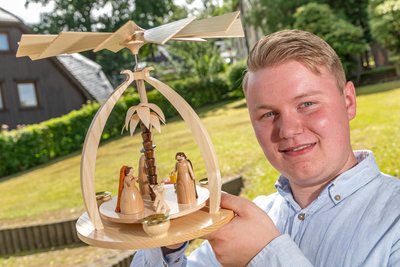 Der Tradition verpflichtet: Maximilian Fleischer hat sich bei seiner Pyramide für ein christliches Motiv entschieden. Sie zeigt die Geburt Christi.