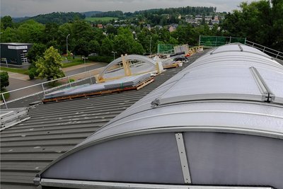 In Etappen sind die Teile für das neue Lichtband auf dem Dachfirst der Ritter-Georg-Halle in Schwarzenberg ersetzt worden. 