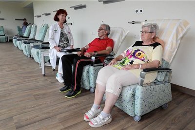 Chefärztin Katrin Scherf (links) freut sich mit ihren Patienten - hier Rolf und Franziska Teumer aus Pöhla - über die großzügigen Räume und die verbesserte Logistik.