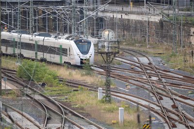 Ein Zug der Mitteldeutschen Regiobahn (MRB) fährt am Hauptbahnhof Dresden auf einem Gleis.