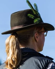 Eine Jägerin, die vielleicht einen Bock schießen will.