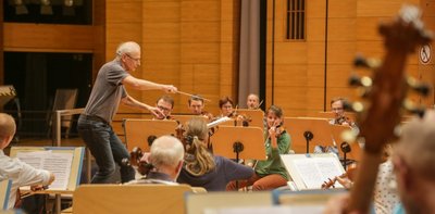 Seit 2002 leitet Andreas Grohmann das Sächsische Sinfonieorchester Chemnitz. Im großen Saal der Stadthalle findet am 3. Oktober das Konzert zum 60. Geburtstag des Orchesters statt. 