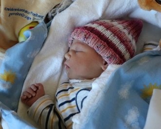 Die kleine Eva erblickte als erstes Baby 2022 das Licht der Welt im Freiberger Krankenhaus. 