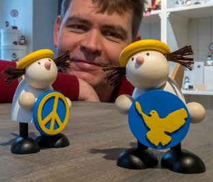 Dirk Hobler, Inhaber der Grünhainichener Designmanufaktur, mit seinen Friedensengeln. 