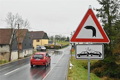 In der Kurve Rochlitzer Straße/Abzweig Erlbachtal in Erlau hat es in jüngerer Zeit mehrere Unfälle gegeben. Vor kurzem wurden Warnschilder aufgestellt. 