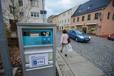 Der alte Parkscheinautomat am Rathaus in Burgstädt ist defekt. Ein neues Gerät soll bald installiert werden.
