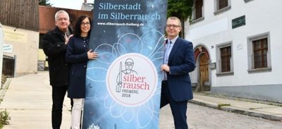 Andreas Schwinger, Anja Fiedler und Oberbürgermeister Sven Krüger (v. l.) präsentierten im vergangenen Jahr das Logo zum Jubiläum.