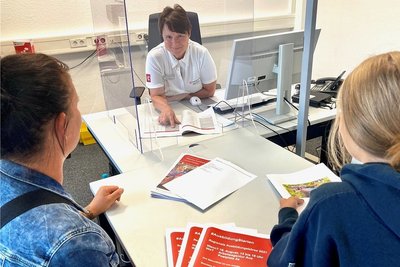 Berufsberaterin Doris Weidauer kam bei der Ausbildungsbörse in Aue mit geladenen und spontanen Gästen ins Gespräch über die Wahl des richtigen Jobs. 