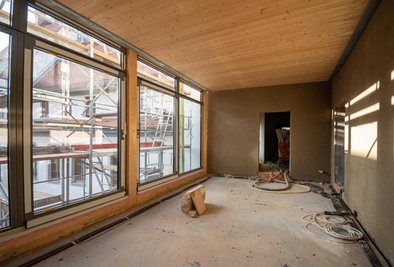 Zum Innenhof hin sind Panoramafenster eingebaut worden. Sie machen die Wohnungen im Obergeschoss hell. "Ein besonderer Mix aus historischer und moderner Wohnatmosphäre", sagt SWG-Vorstand Tom-Hendrik Runge.