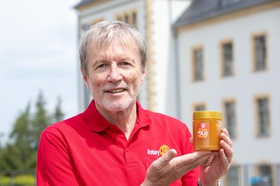 Im Schlosshof wird am Samstag für einen guten Zweck Honig aus der Imkerei von Hans Neuser verkauft.
