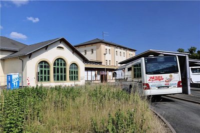 Der Streit um den Abriss der Bahnhofsgebäude geht weiter. Befürworter wie Gegner sehen sich im Recht.