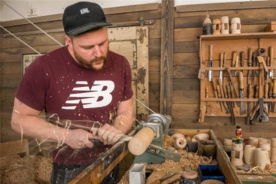 Markus Füchtner beim Drechseln: In seiner Seiffener Werkstatt stellt er vor allem Nussknacker her.