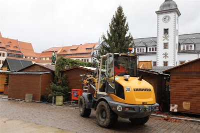 Am letzten Tag des Christmarktes wurden einige Teile bereits abgebaut. Ein Gewitter hatte sich angekündigt.