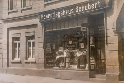 Als Haarpflegehaus Schubert eröffnete Clemens Schubert 1917 in der Alfred-Brodauf-Straße 4 in Aue.